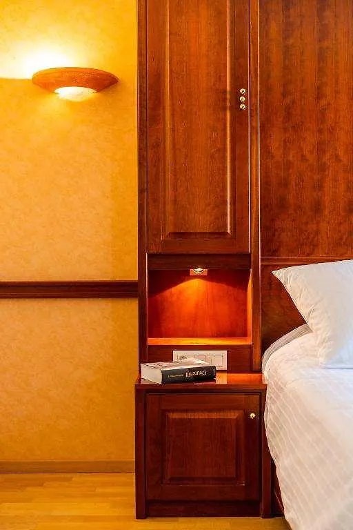 Hotel Newport Villefranche-sur-Saone France